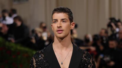 Manu Ríos, sin frac pero con pedrería y transparencias, en la alfombra roja de la Met Gala 2022.