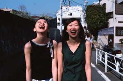 Dós jóvenes en el barrio de Daikanyama, en Tokio.