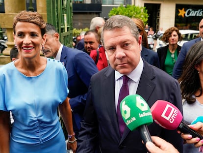 María Chivite, presidenta de Navarra, y Emiliano García-Page, presidente de Castilla-La Mancha, tras asistir en Oviedo a la toma de posesión de Adrián Barbón como presidente de Asturias.