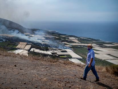 Antonio Ángel Brito contempla cómo llega la nueva colada de lava a su finca de plataneras en La Laguna, el domingo.