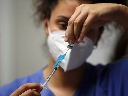 Una enfermera prepara una dosis de vacuna contra la covid-19 en Mallorca.