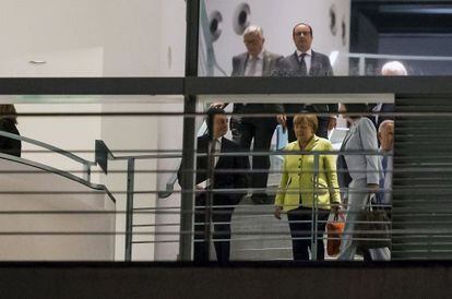 Draghi junto con Merkel, en la noche del lunes en la Cancillería alemana en Berlín. Detrás, Jean-Claude Juncker y François Hollande.
