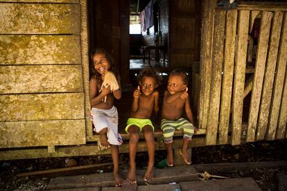 Niños tímidos y sonrientes en la villa de Kia.