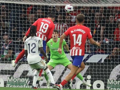 Morata anotando su segundo gol en el derbi madrileño.