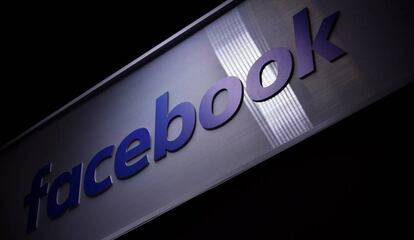 Vista del logo de la red social Facebook en la feria de nuevas empresas e innovación tecnológica VivaTech en París (Francia).