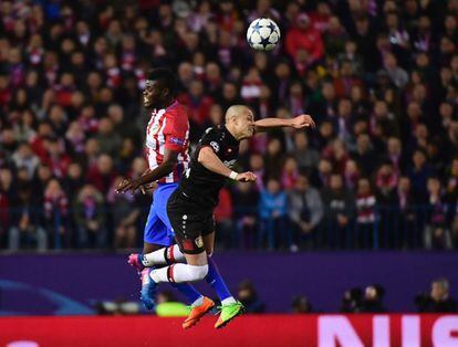 El jugador mejicano del Leverkusen, Javier Hernández (d), y el ghanés del Atlético de Madrid, Thomas Partey, luchan por la pelota.
