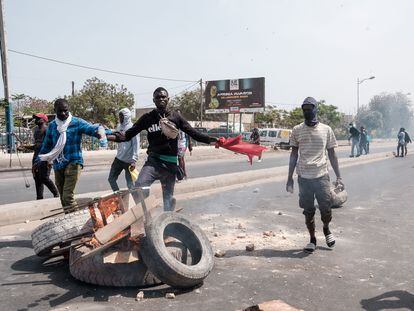 Manifestantes bloquean una carretera en Dakar este jueves.