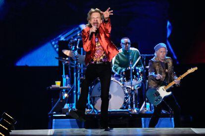 Mick Jagger, en otro de sus saltos durante la actuación.