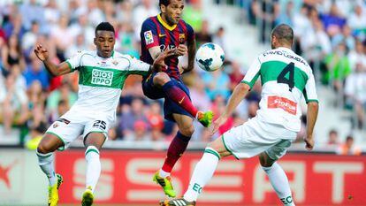 Alves trata de jugar el balón ante Rodrigues y Lombán