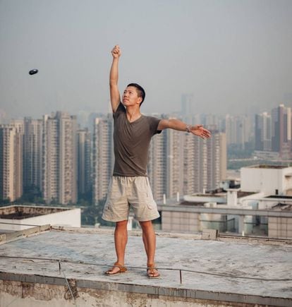 Woody Hu, subido a una azotea de Shenzhen, se hace un selfie con una cámara portátil de realidad virtual creada por Insta360, la start-up local en la que trabaja.