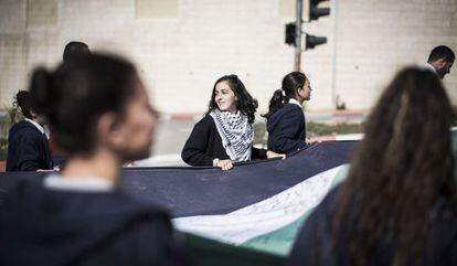 Palestinos marchan en Ramala con una bandera de 66 metros para recordar el establecimiento del Estado de Israel, hace 66 a&ntilde;os.