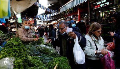 Israelíes realizan compras previas a la Pésaj, este viernes, en un mercado de Tel-Aviv.