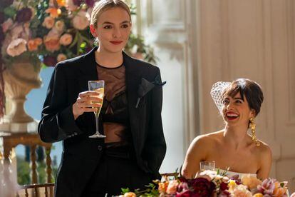 El primer capítulo de la tercera temporada arranca con boda. Para la ocasión, Villanelle elige un traje negro con cuerpo transparente de Simone Rocha.