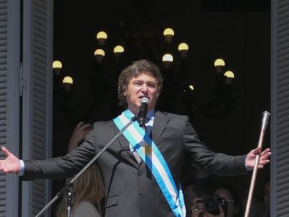 Javier Milei durante un discurso en el balcón de la Casa Rosada, en Buenos Aires.