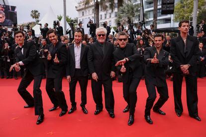 George Steane, José Condessa, Anthony Vaccarello, Pedro Almodóvar, Ethan Hawke, Jason Fernández y Manu Ríos posan durante el photocall de la película 'Extraña forma de vida' presentada en Cannes.