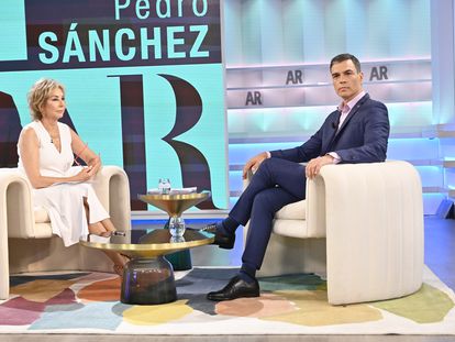 La presentadora Ana Rosa Quintana y el presidente del Gobierno, Pedro Sánchez, durante la entrevista en Telecinco.