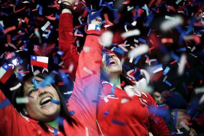 Chilenos celebran la victoria de su selección.