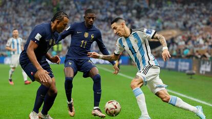Di María encara a Koundé y Dembelé durante la final del Mundial entre Argentina y Francia.
