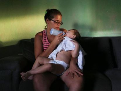 Una madre da el biberón a su hijo con microcefalia, en la localidad de Recife.