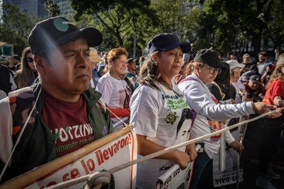 Padres de los 43 estudiantes desaparecidos de Ayotzinapa, normalistas y miles de personas asisten a la marcha por el 9no aniversario de la desaparición de los jóvenes, en Ciudad de México el 26 de septiembre de 2023.