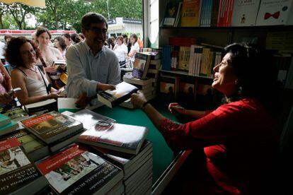 Almudena Grandes firmando ejemplares de sus libros en la Feria del Libro de Madrid en 2009.