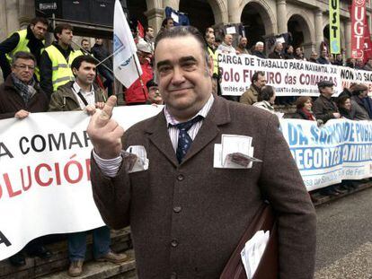 Un manifestante imita a Luis Bárcenas en la multitudinaria marcha de Ferrol