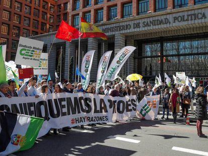Concentración de médicos de toda España hoy ante el Ministerio de Sanidad. / En vídeo, las declaraciones de Romero, Miralles y Carcedo.
