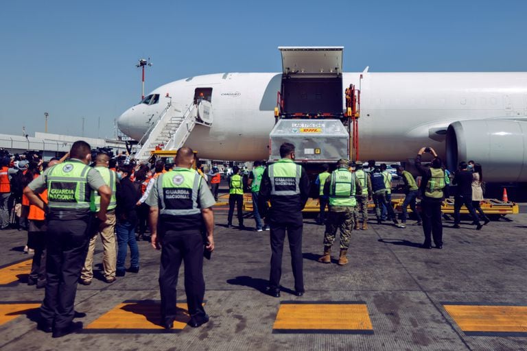 Miembros de la Guardia Nacional custodian la llegada de vacunas de Pfizer-BioNTech a México, este martes.