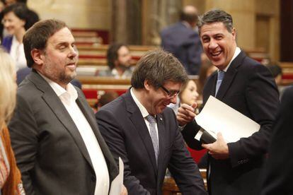 Carles Puigdemont (c) con Oriol Junqueras (i) y Xavier García Albiol.