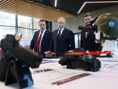 El presidente de Rusia, Vladímir Putin, visita una exposición en Nóvgorod, el miércoles.