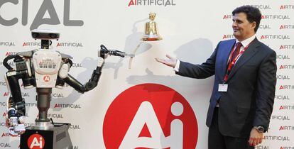 Aibell, robot de Airtificial, realiza el toque de campana, junto al presidente de la empresa, Rafael Contretras, en noviembre de 2018.