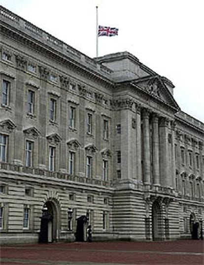 La bandera del Palacio de Buckingham, a media asta en señal de duelo por la princesa Margarita.