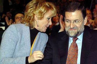 Esperanza Aguirre conversa con Mariano Rajoy en la clausura del Congreso del PP de Madrid.