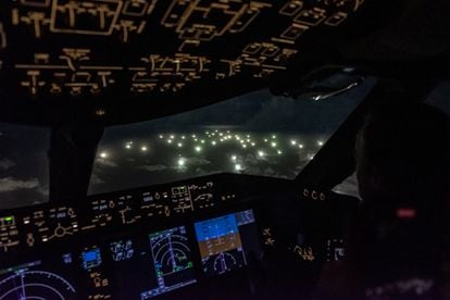 Vista de los barcos pesqueros en los límites de la zona económica exclusiva de Argentina desde la cabina del avión.