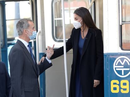 Se han subido a un autobús de la Empresa Municipal de Transportes de Madrid con motivo del 75 aniversario de la compañía y han recorrido parte del trayecto de la línea 001 junto con otros viajeros, con los que han charlado y se han hecho fotografías.