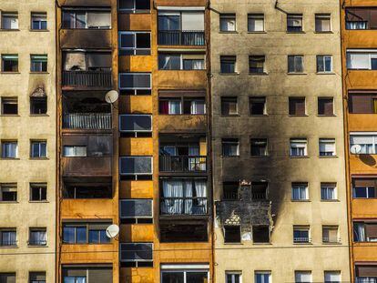 El edificio calcinado en el barrio de Sant Roc.