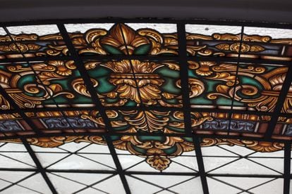 Detalles de la vidriera del hotel Four Seasons.