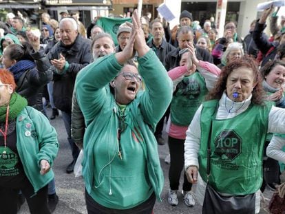 Miembros de la Plataforma de Afectados por las Hipotecas protestan en Barcelona en febrero de 2018.