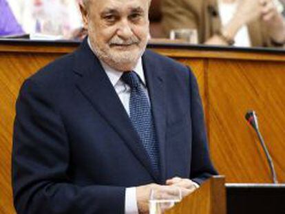 El presidente de la Junta de Andaluc&iacute;a, Jos&eacute; Antonio Gri&ntilde;&aacute;n, durante su comparecencia a petici&oacute;n propia, hoy en el Parlamento andaluz.