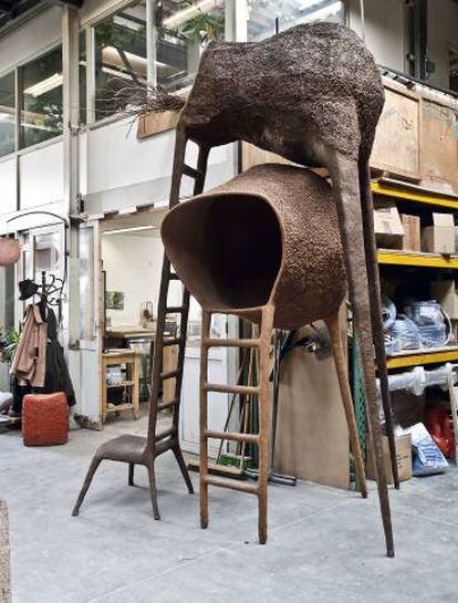 Uno de sus más famosos diseños, inspirado, como es habitual en él, en mundos imaginarios: la Tree Chair cuenta la historia de una silla con vocación de árbol. 