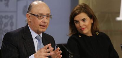 La vicepresidenta del Gobierno, Soraya Sáenz de Santamaría y el ministro de Hacienda, Cristóbal Montoro, durante la rueda de prensa posterior a la reunión del Consejo de Ministros celebrado hoy en La Moncloa. EFE/