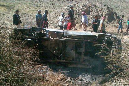 Varios yemen&iacute;es observan la camioneta supuestamente alcanzada por un &#039;drone&#039; estadounidense el pasado s&aacute;bado. 