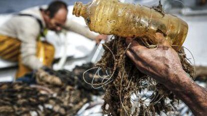 Pescadores del Mediterráneo llevan a puerto los residuos que recogen sus redes para que sean reciclados