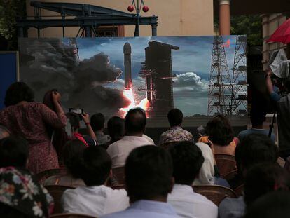Visitantes se reúnen frente a una pantalla grande durante la transmisión en vivo de la misión Chandrayaan-3 en Calcuta, India