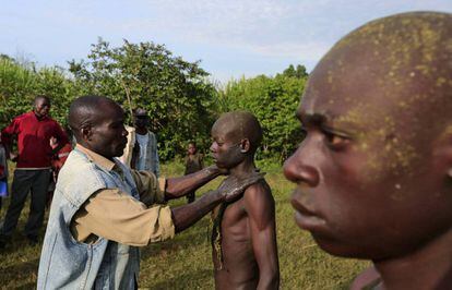 Los jóvenes Bukusu son cubiertos con barro, como parte de un ritual de la circuncisión.