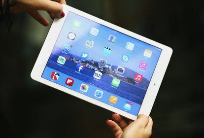 Tras cinco generaciones de tabletas, Apple presentó en 2013 el iPad Air, con un chasis renovado y una pantalla de 9,7 pulgadas y bastante menos grosor que sus predecesores. Aunque la novedad más destacada por la crítica es la mejora del procesador. Gracias a él, se puede jugar, utilizar apps o canales de televisión sin perder compás. Lo cierto es que el iPad fue un proyecto que quedó relegado a un segundo plano por la llegada del iPhone. Pero con el tiempo se ha convertido en un dispositivo en pleno crecimiento. El primero nació en 2010 de la mano de Steve Jobs: "Esto es coger Internet con las manos". En tres meses ya se habían vendido más de 3 millones. Desde ese momento Apple anunció un nuevo de iPad al año (iPad 2, 3, Mini, Mini 2), hasta llegar al Air, que mezcla lo mejor del modelo pequeño con las mejores garantías del grande.