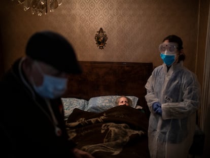 Josefa Ribas, en su domicilio de Barcelona, el 30 de marzo de 2020, una de las fotografías de la serie de Emilio Morenatti sobre los ancianos durante la pandemia.