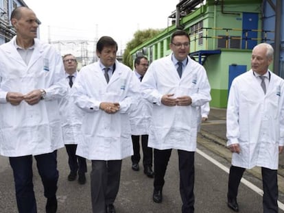 Desde la derecha, Rainer Krause, consejero delegado de Bayer Iberia, Jorge Álvarez, director de La Felguera y Javier Fernández, presidente de Asturias