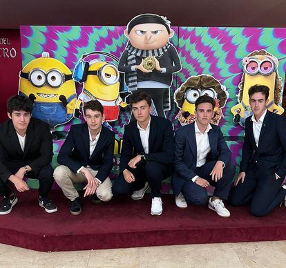 Hugo Longarela y sus amigos, trajeados para ver 'Minions: El origen de Gru'.