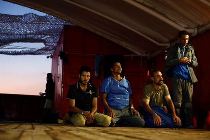 Un grupo de migrantes rezan sobre la cubierta del 'Open Arms Uno', el pasado 20 de agosto. 